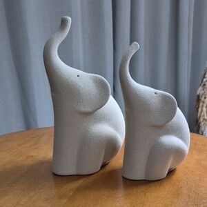 Lineasette Italian Elephant Figurine Set of 2. EUC